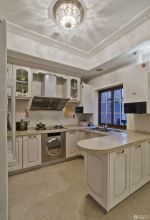 小户型室内小厨房白色橱柜装修效果图片