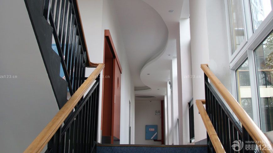 2025幼儿园木楼梯扶手时尚设计图