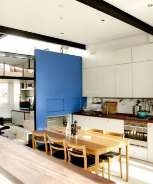 最新复式住宅厨房白色橱柜装修效果图欣赏