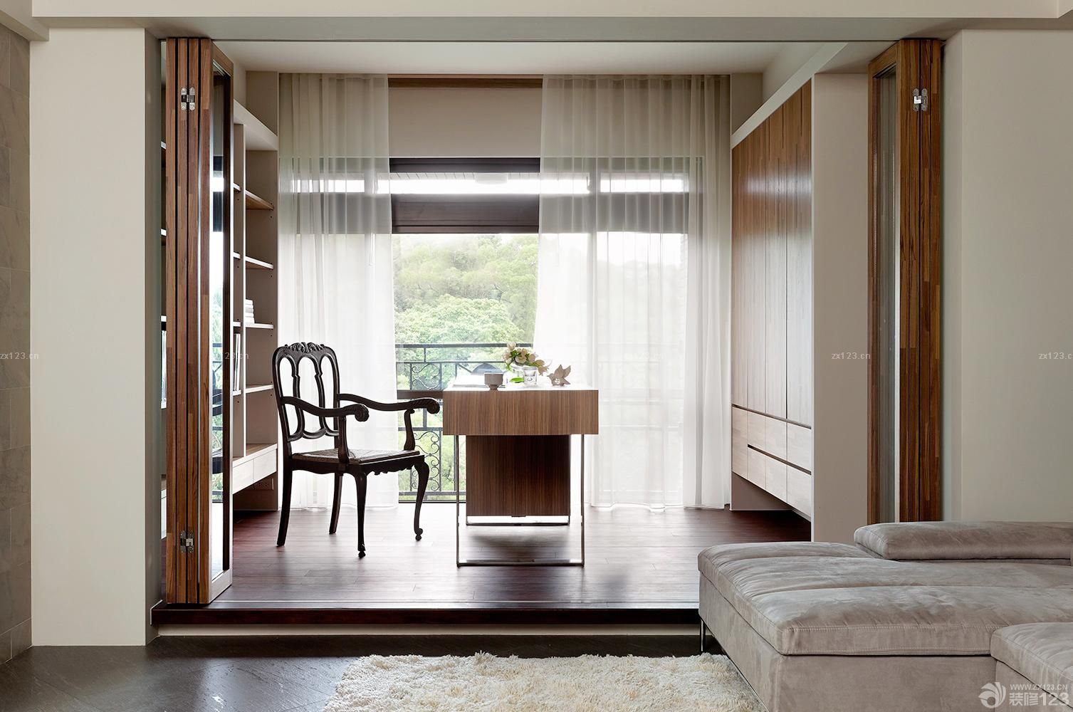 最新错层阳台白色窗帘装修图片