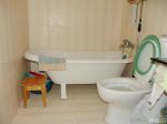 最新小户型浴缸卫生间瓷砖图片2023