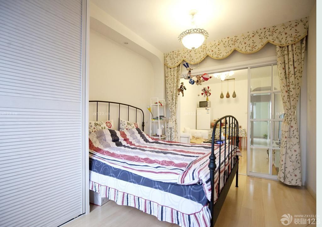 小户型装修地中海风格小卧室窗帘效果图欣赏