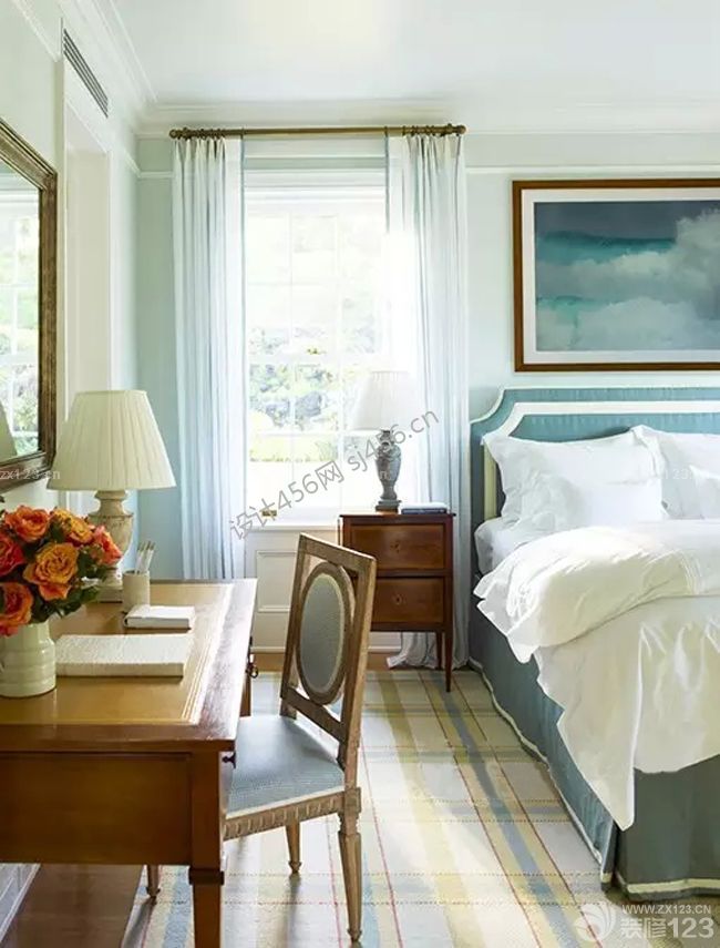 卧室兼书房实木书桌装修效果图