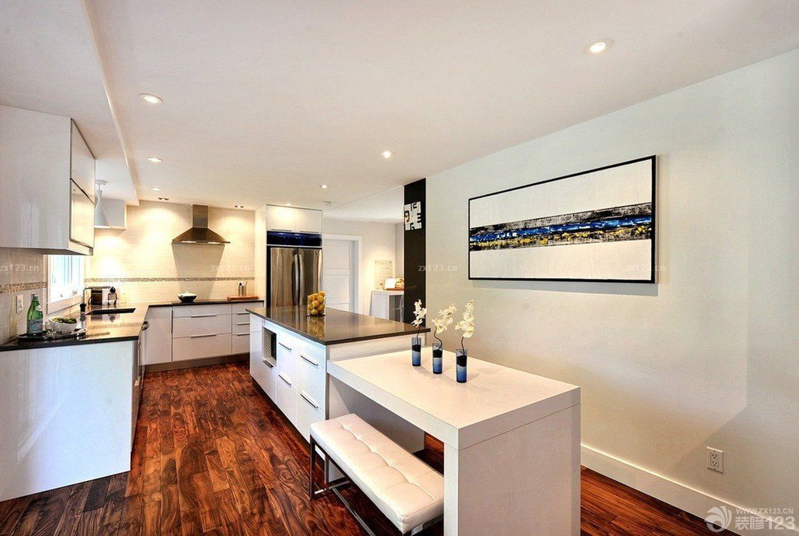 2023最新现代风格小户型开放式厨房深褐色木地板装修效果图片