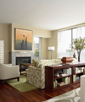 最新现代小户型家居深褐色木地板装修效果图片