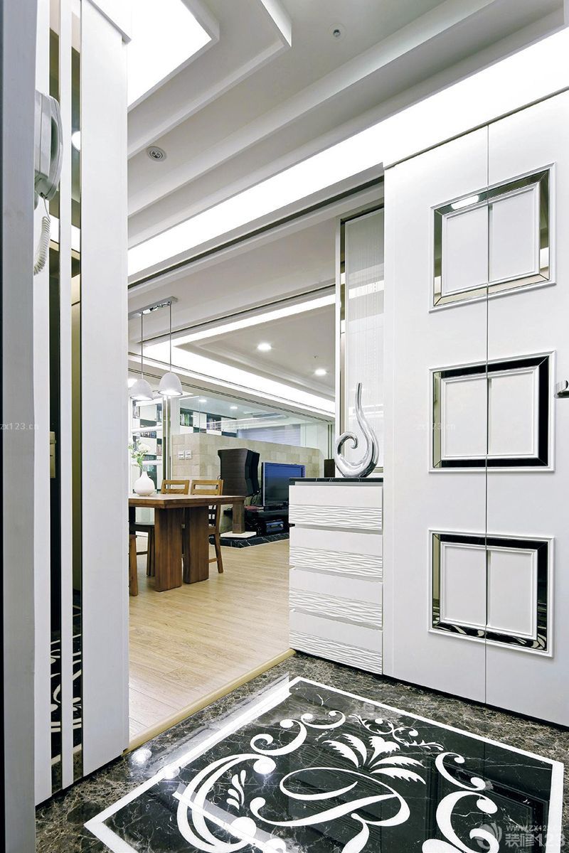 最新时尚进门玄关鞋柜装修效果图