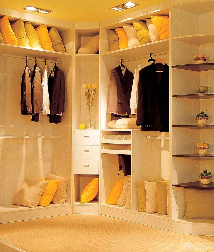 最新小户型别墅实木衣帽间装修效果图