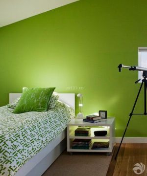 90平带平顶阁楼小户型卧室绿色墙面装修图片2023