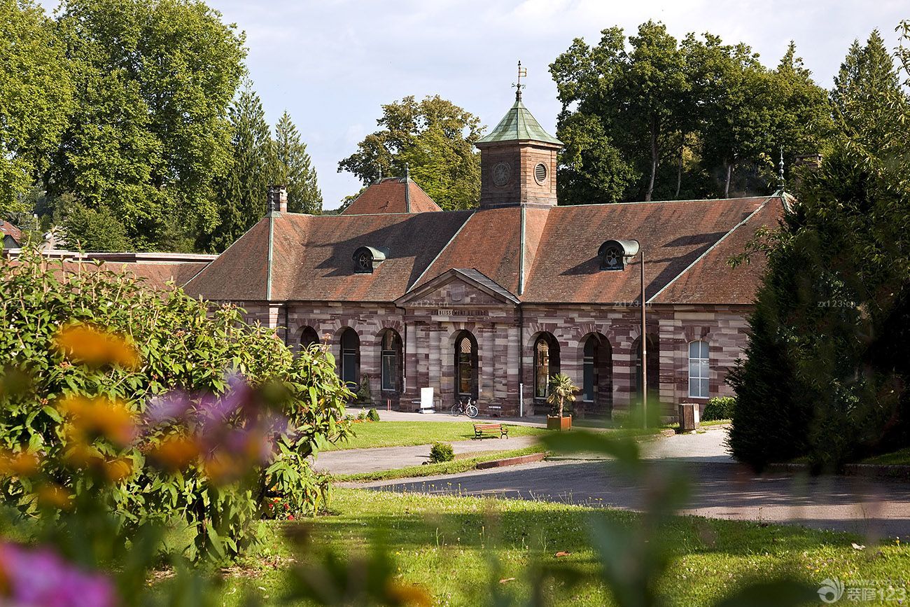 美式古别墅花园装修效果图