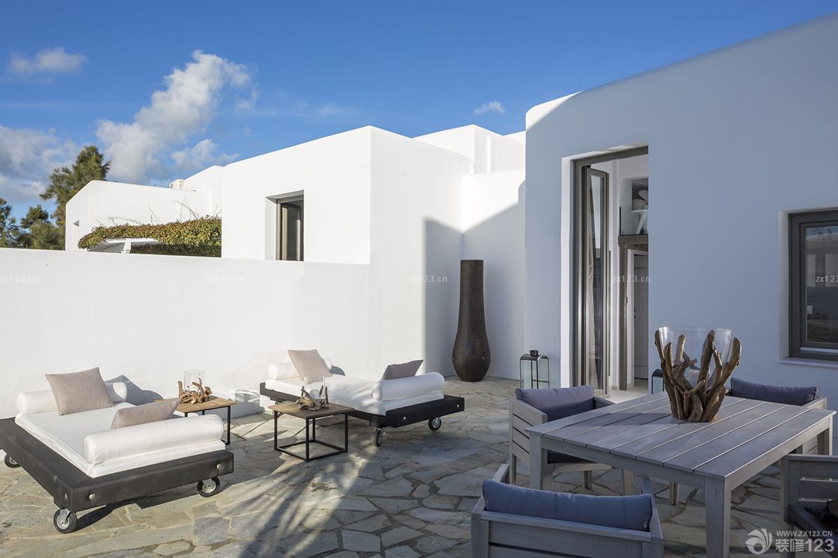 最新个性别墅阳台餐桌椅子装修效果图片