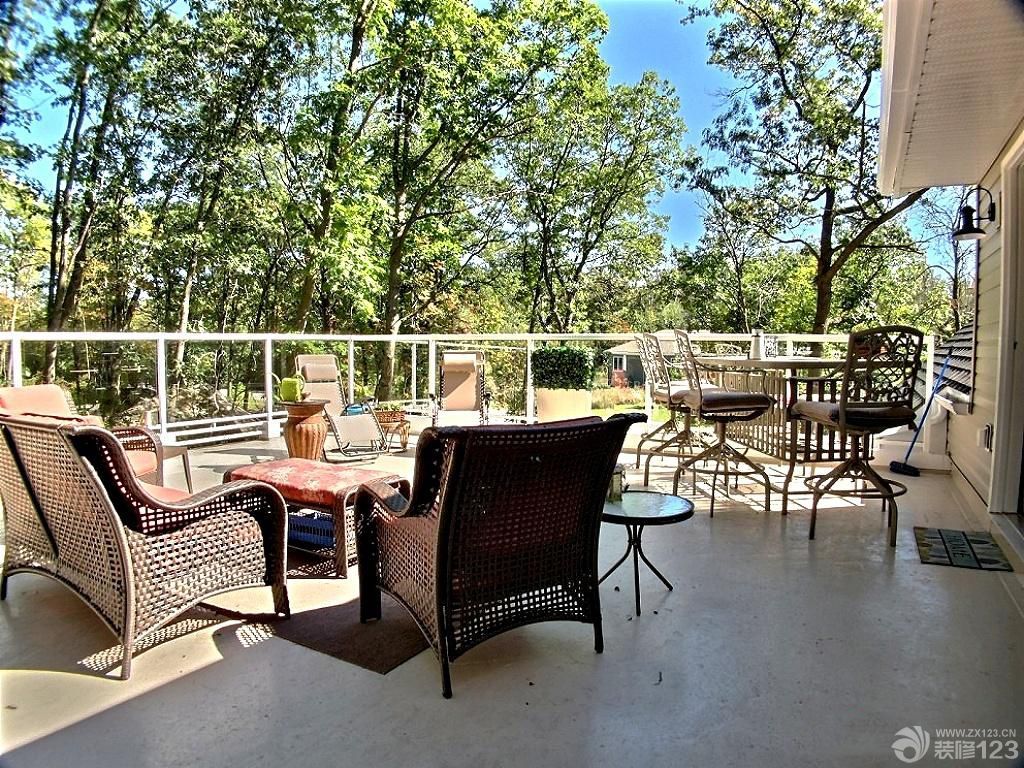 经典别墅阳台藤椅装修图片欣赏2025