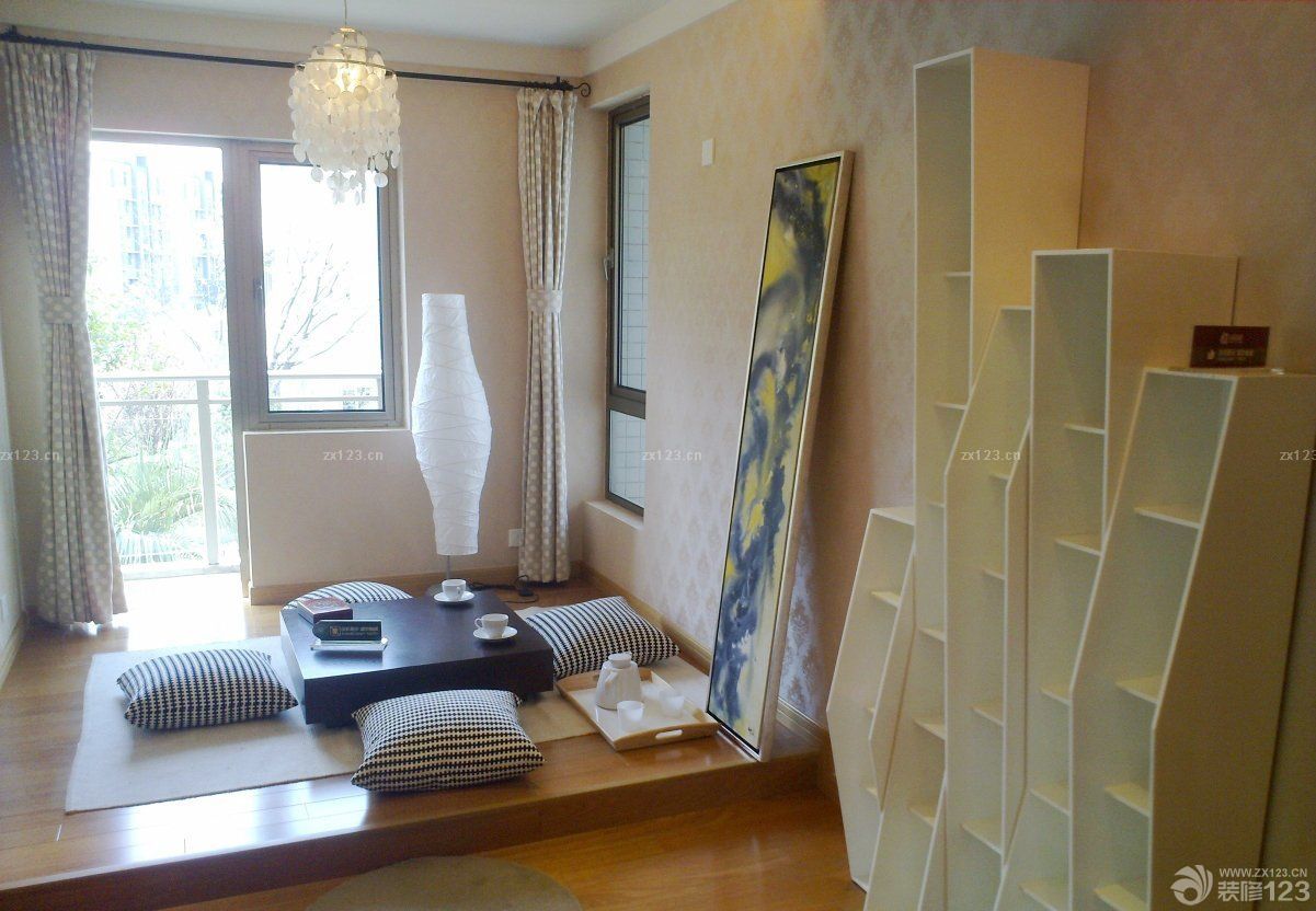 2025最新小户型装修榻榻米浅黄色木地板装修效果图