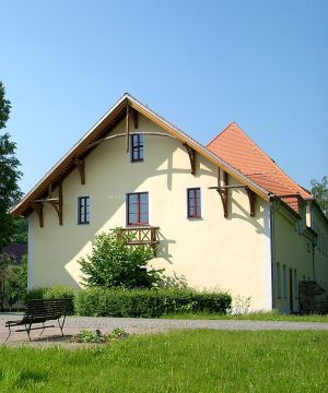 最新农村别墅一层半黄色墙面装修图片2025