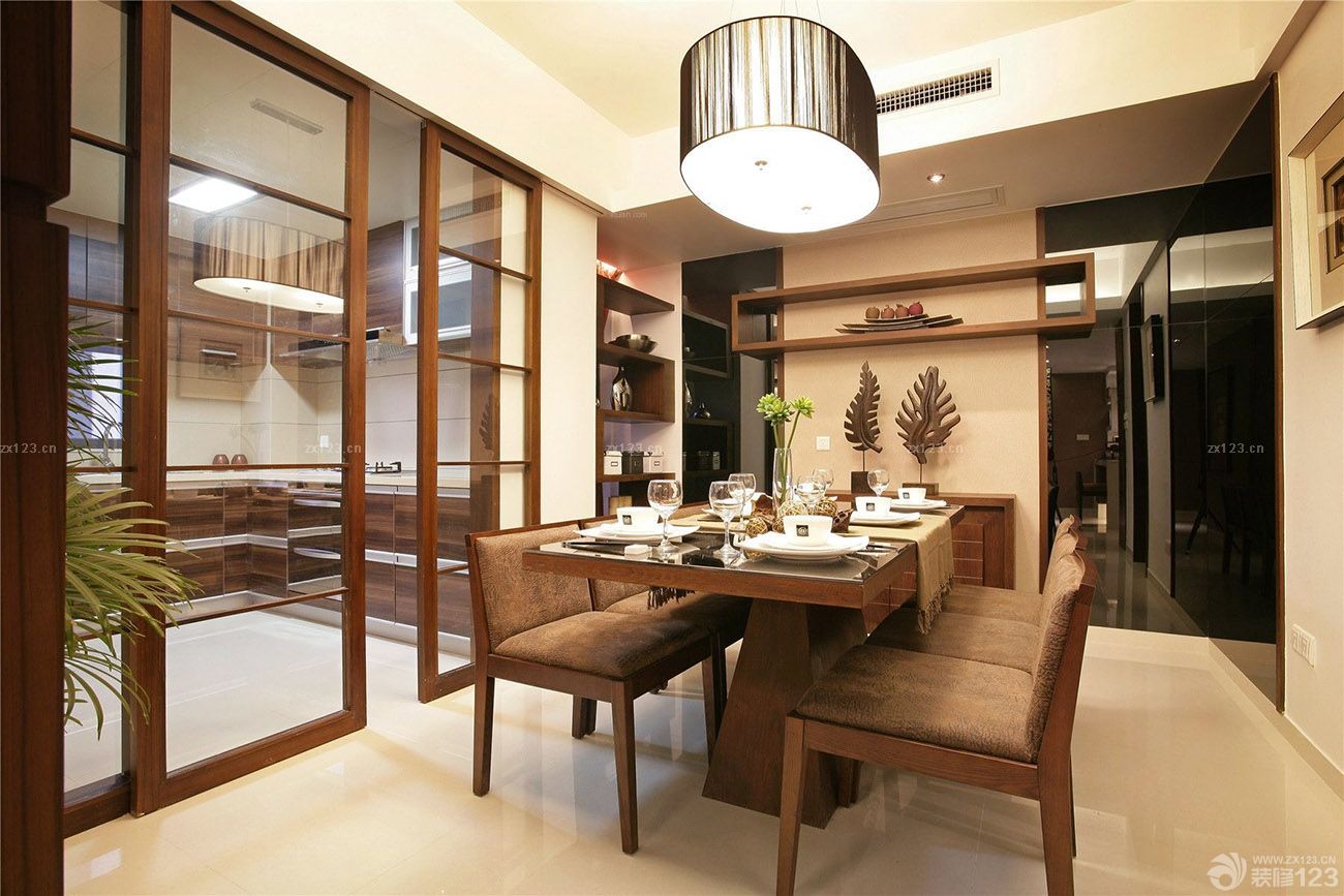 70平房子厨房玻璃推拉门装修设计图片