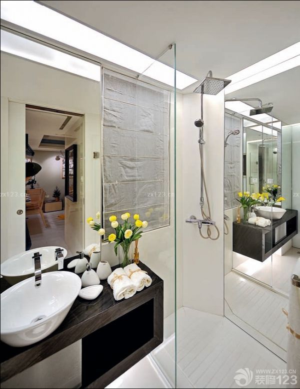 卫生间玻璃隔断门装修效果图欣赏