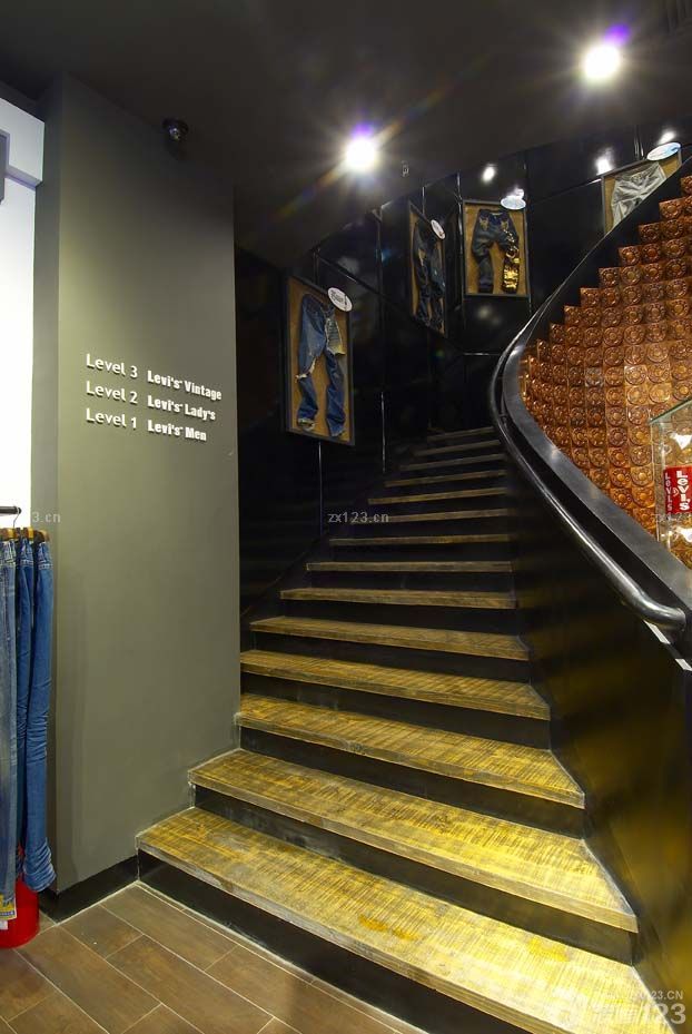 2025最新服装店楼梯装修图片