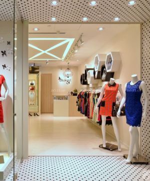2025欧美式服装店墙面置物架装修效果图片