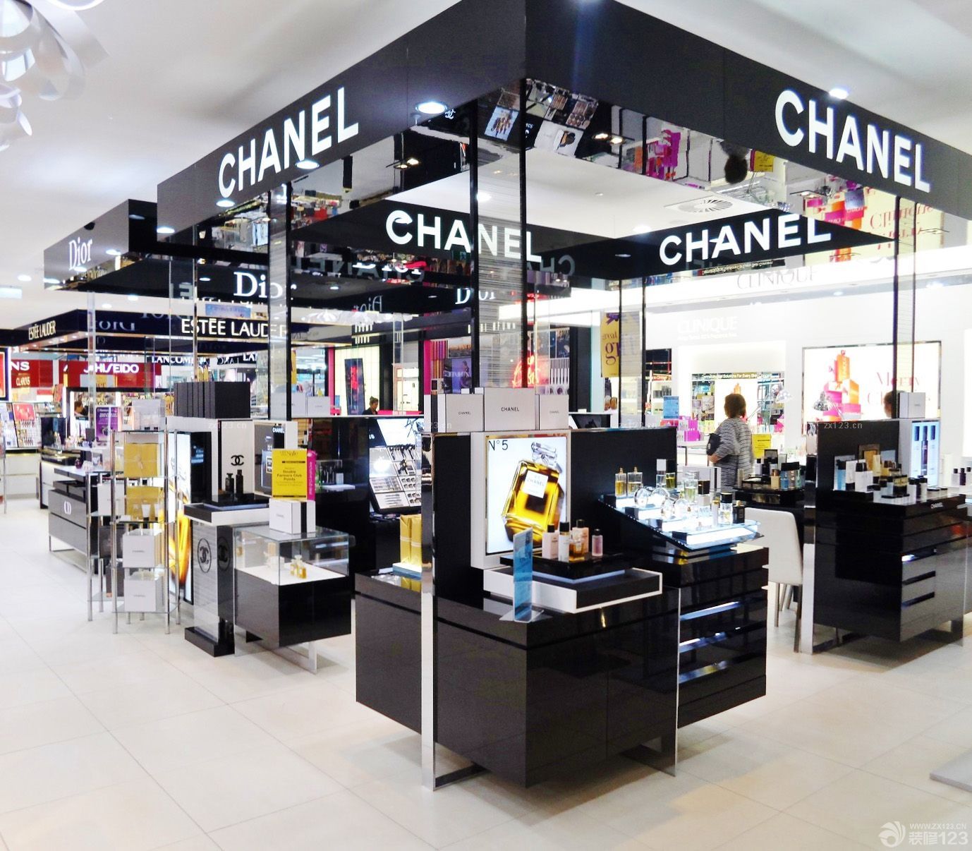 大型商场化妆品店装修设计效果图2025图片 