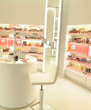 2025最新化妆品店镜子装修效果图片