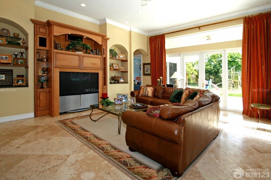 2025复古客厅黄色墙面装修效果图大全