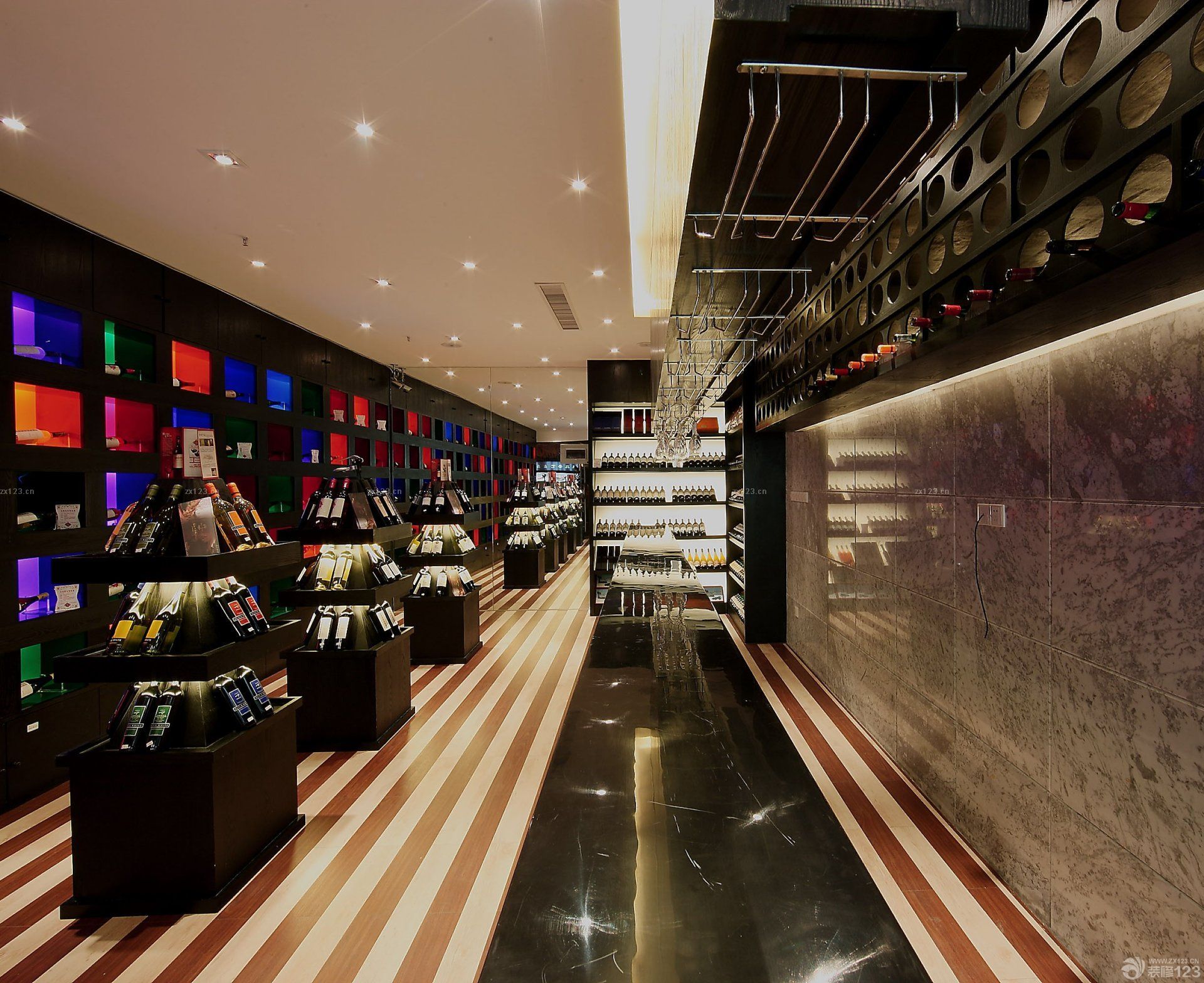2025最新红酒专卖店酒柜设计图片欣赏