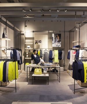 个性服装店服装展示架装修效果图大全2023图片欣赏