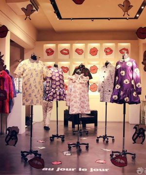 温馨服装店背景墙设计装修效果图片大全2025