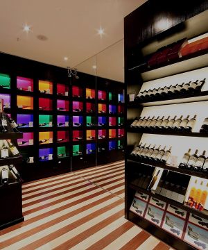 2025红酒专卖店设计室内镜子装修效果图片