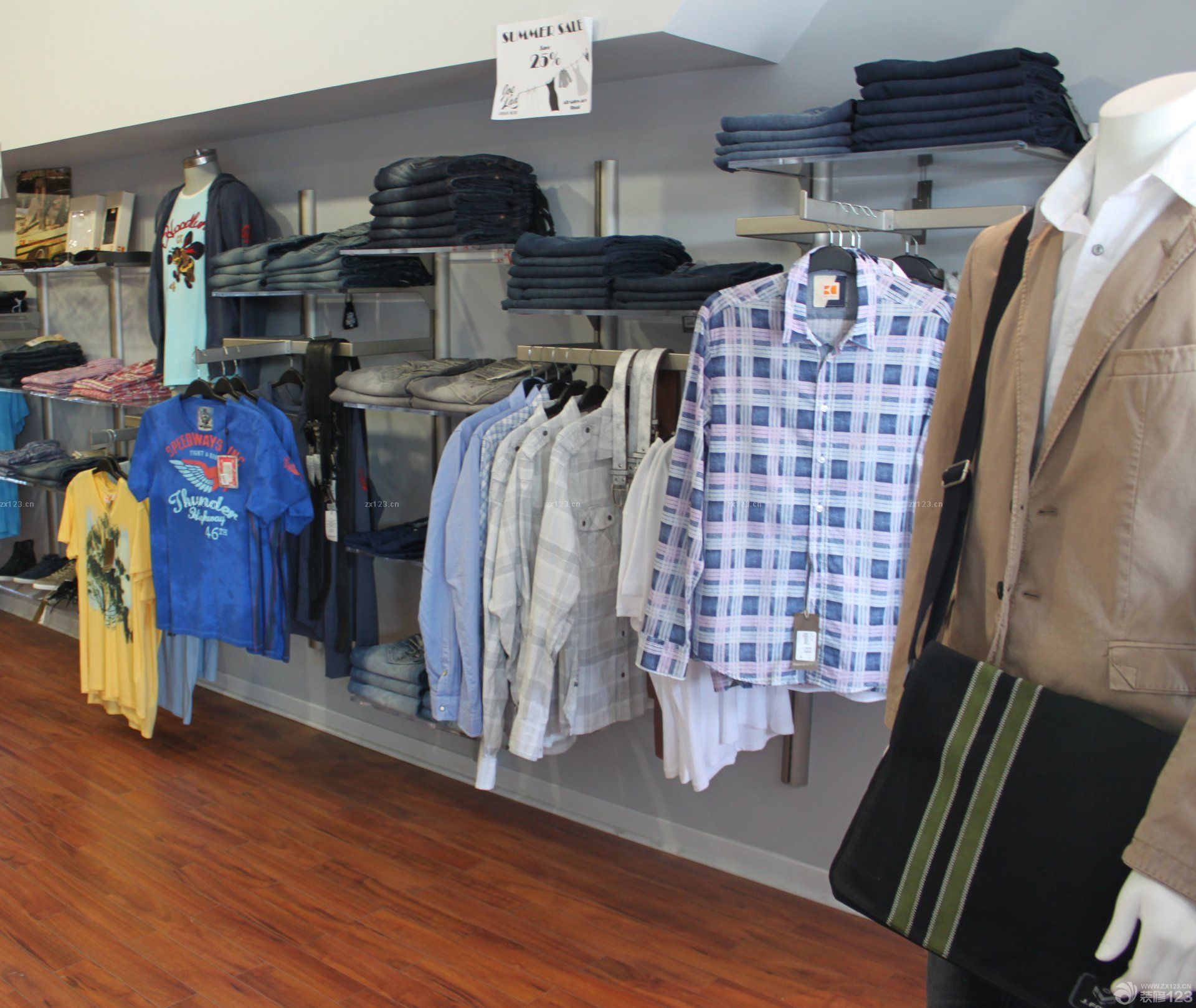 2025男装专卖店设计深棕色木地板装修效果图片