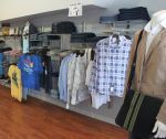 2025男装专卖店设计深棕色木地板装修效果图片