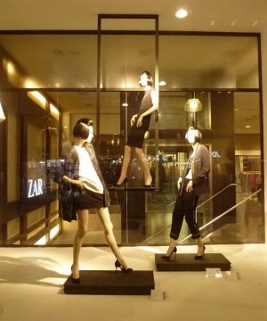 服装专卖店橱窗装修效果图2025图片 