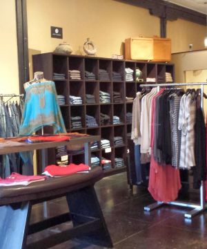 服装店衣柜设计摆放图2025图片 