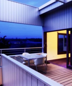 2023现代客厅宽阳台原木地板装修效果图片