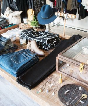 2025精品服装店展示架设计装修效果图大全
