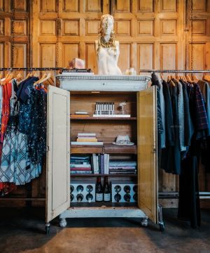 2025最新女服装店木质背景墙装修效果图片