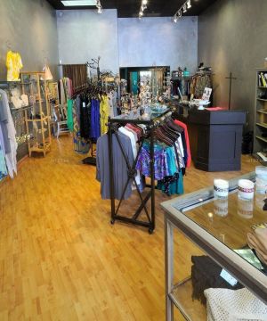 2025女服装店深黄色木地板装修效果图片