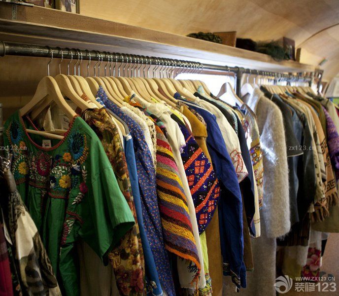 中老年服装店室内衣架装修图2025图片 