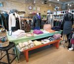 2025中老年服装店墙砖墙面装修效果图片
