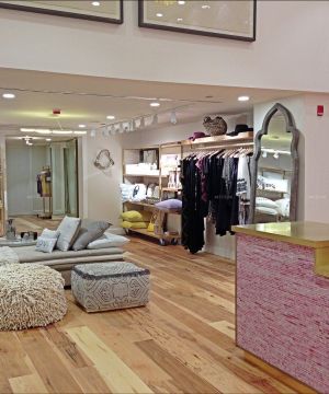 2025最新个人服装店原木地板装修效果图片