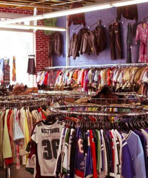 2025中老年服装店室内挂衣架装修效果图片