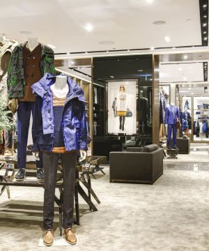 中老年服装店室内隔断装修图2023图片