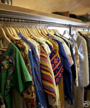 中老年服装店室内衣架装修图2025图片 