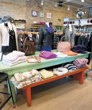 2025中老年服装店墙砖墙面装修效果图片