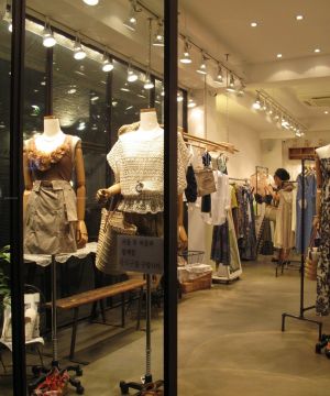 2025最新服装店筒灯装修效果图片