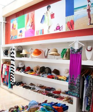 2025小型服装店展示柜装修效果图片