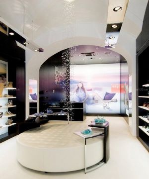 时尚女鞋店可以坐着换鞋的鞋柜装修效果图