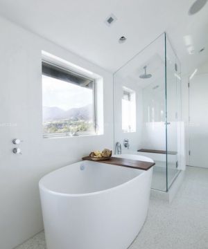 海边别墅卫生间白色浴缸装修效果图片
