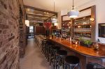复古小酒吧设计木质吧台装修效果图片