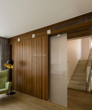 现代客厅木质墙面装修效果图片
