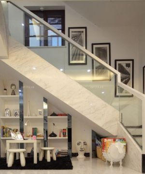 现代公司楼梯间装饰画装修设计效果图片